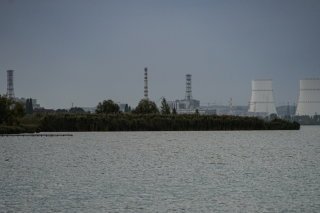Selon l'opérateur de la centrale nucléaire, l'un de ses quatre réacteurs a été réduit à 50% de sa capacité en raison de cette attaque (archives). KEYSTONE/EPA/STRINGER